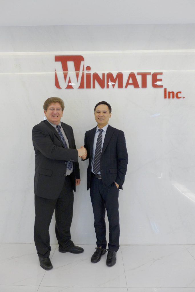 Produktplattform für Mensch-Technik-Interaktion 1 Stefan Götz (l.), geschäftsführender Gesellschafter von TL Electronic, und Ken Lu, Managing Director und Sprecher von Winmate, besiegeln die Partnerschaft.