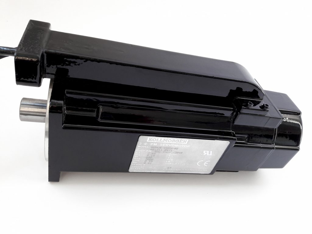 Multitalent für Metallzerspanung 2 Die AKM-Servomotoren kommen bei Index 'co-engineered' mit gelasertem Typenschild und
einem besonderen Kabelkanal zum Einsatz.