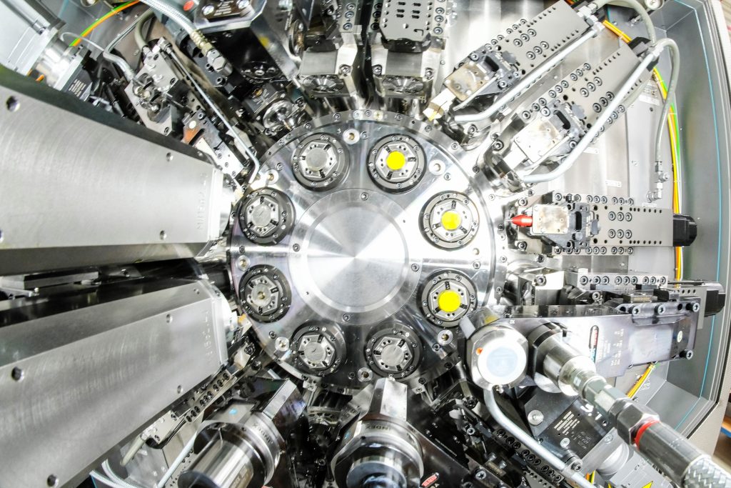 Multitalent für Metallzerspanung 1 Die Bearbeitung der Stahlstangen erfolgt in acht unterschiedlichen Arbeitsschritten.