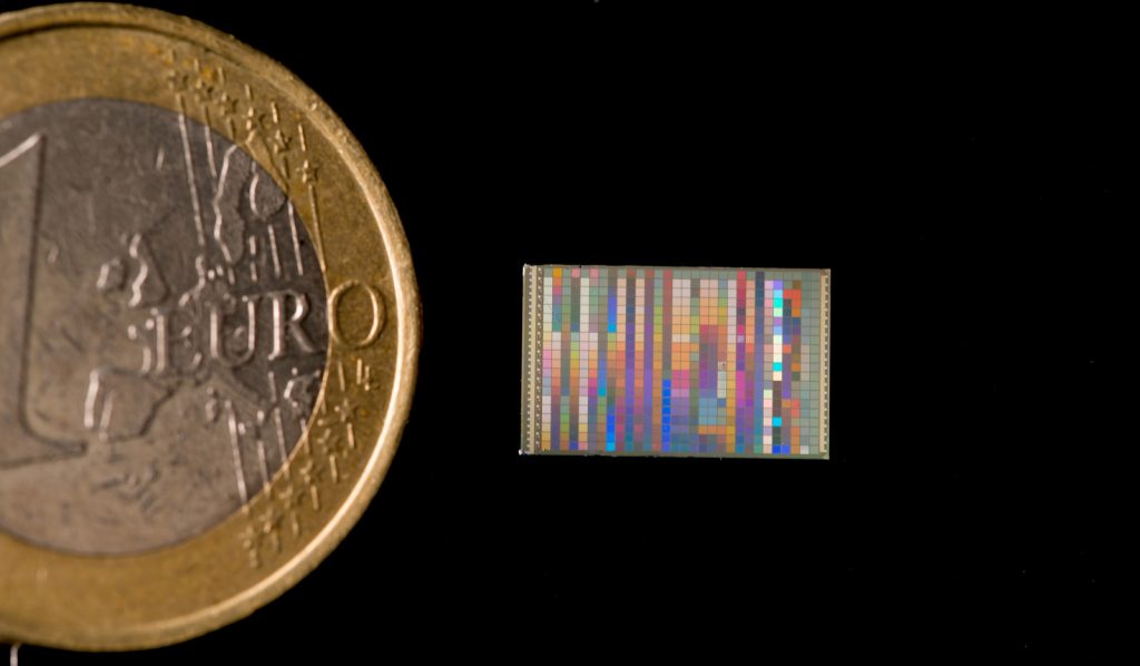 Ultraflache Farbsensoren 1 Auf dem neuen Farbsensorchip werden Farbfilterstrukturen, Winkelfilter zur Steuerung des Lichteinfalls, Auswertelektronik zur Signalverarbeitung und Photodioden zur Umwandlung des Lichts in Strom integriert.