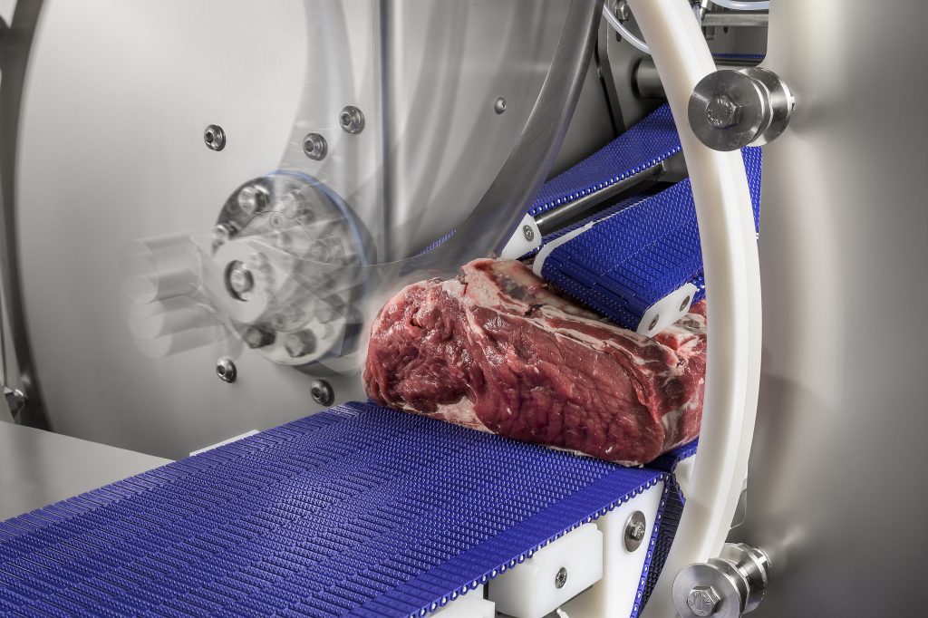 Performance fürs Portionieren 1 Die Maschinen aus der Baureihe Portio von Marelec schneiden automatisch Fisch- und Fleischportionen auf das gewünschte Volumen zu.