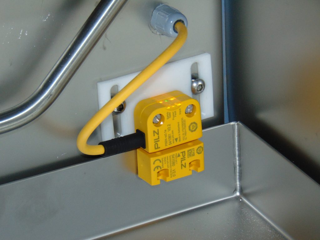 Performance fürs Portionieren 2 Beim Öffnen der Abdeckung sorgt der berührungslose, codierte Sicherheitsschalter
PSENcode von Pilz dafür, dass das Messer in der Portioniermaschine sofort sicher abgeschaltet wird.