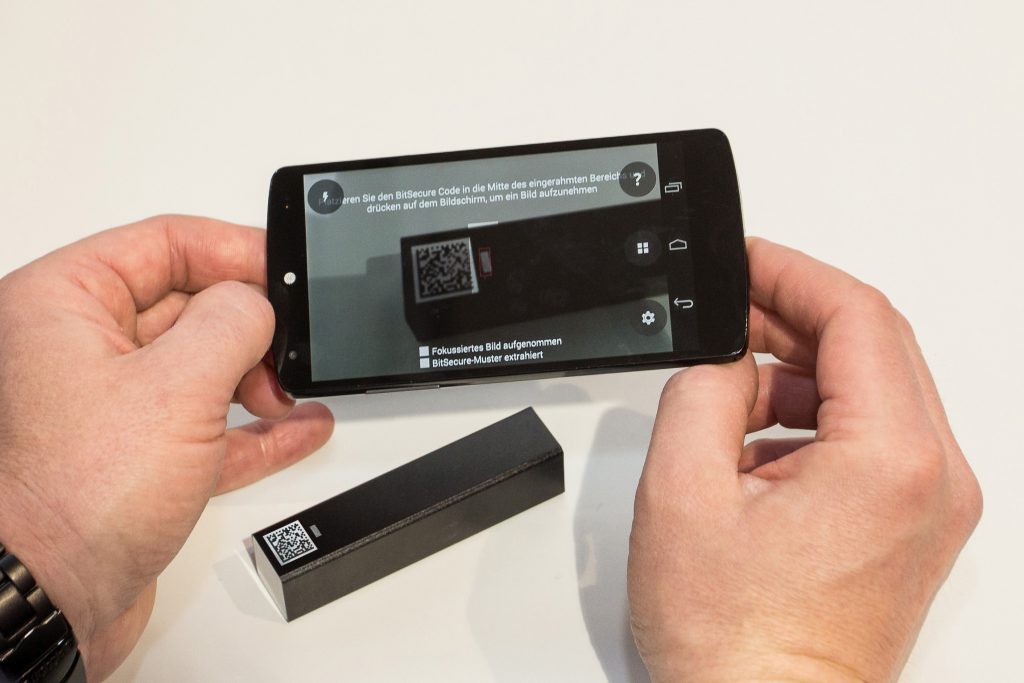 Serialisierung von Produkten für Fälschungsschutz und Track&Trace 2 Die Kopierschutztechnologie BitSecure ermöglicht eine mobile Authentifizierung - so lassen sich Originalprodukte eindeutig per App identifizieren.