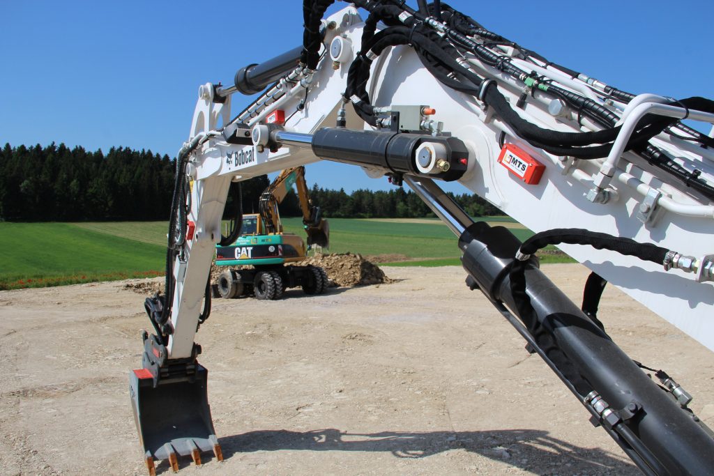 3D-Baggersteuerung 1 Ein fluidischer Neigungssensor erlaubt die zentimetergenaue Positionierung der Baggerschaufel.