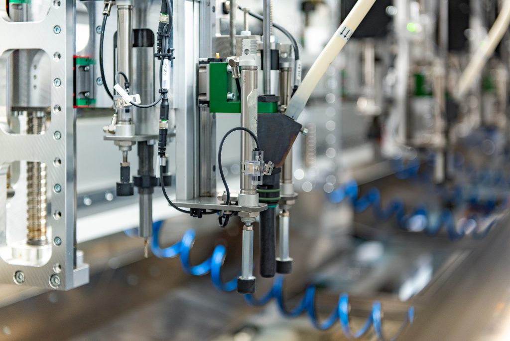 Sensibler Schraubautomat 1 Für sichere Prozesse hat Soga einen Schraubautomaten entwickelt, der verschiedene Schraubtiefen und Anschraubmomente überwachen kann.