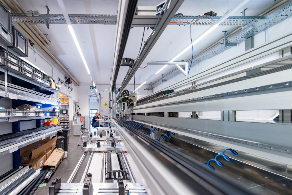 Sensibler Schraubautomat 2 Die fünf Montageköpfe der Maschine können unabhängig voneinander auf einer Zahnstange verfahren.