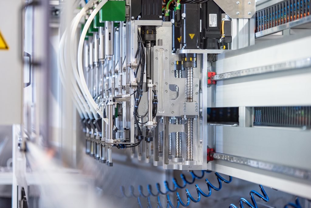 Sensibler Schraubautomat 4 Die fünf Bohrachsen wurden jeweils mit dem LeanMotor von Stöber ausgerüstet.