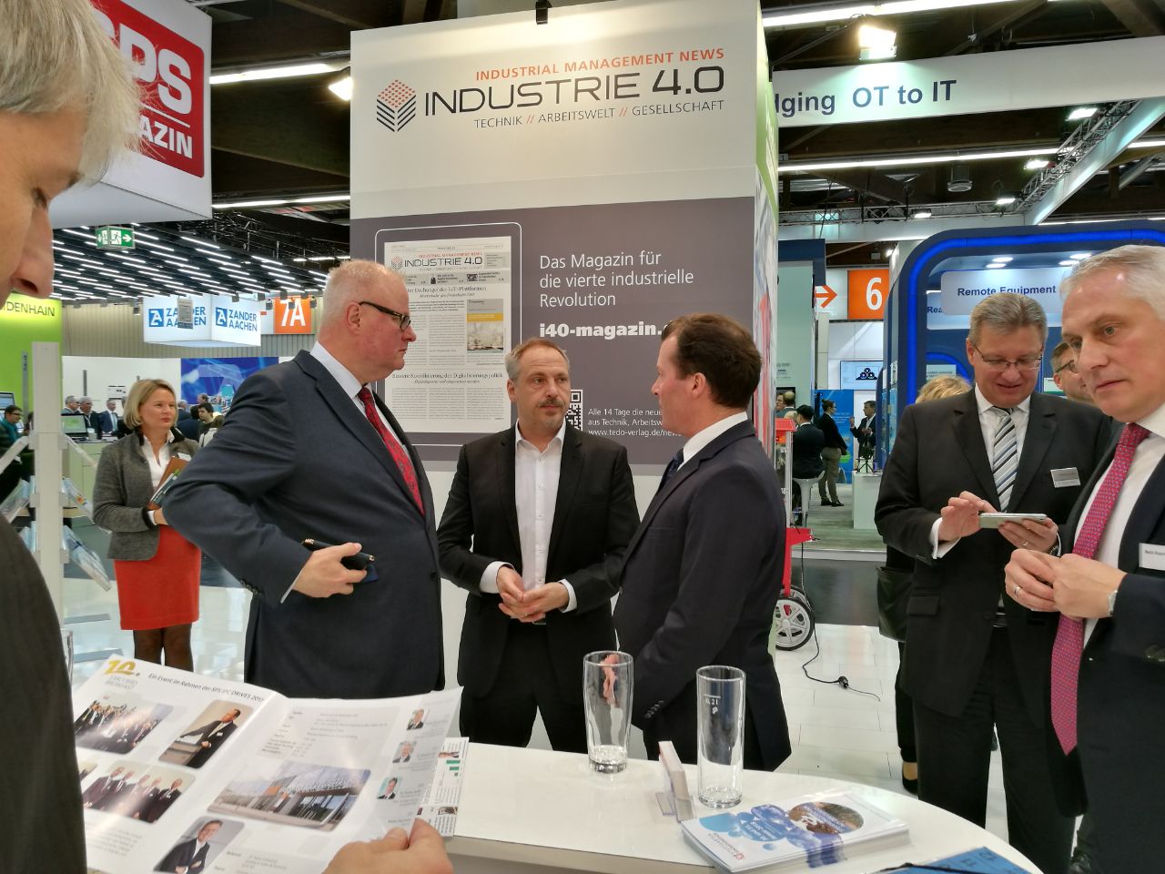 Staatsminister Schäfer am TeDo-Messestand 3 Staatsminister Schäfer
am TeDo-Messestand