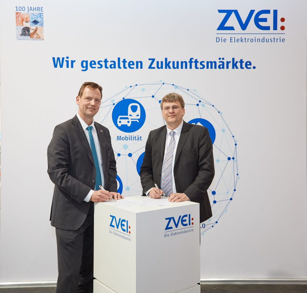 OPC Foundation und ZVEI unterzeichnen Vereinbarung 1 Gunther Koschnik (l.) vom ZVEI und Stefan Hoppe (r.) von der OPC Foundation