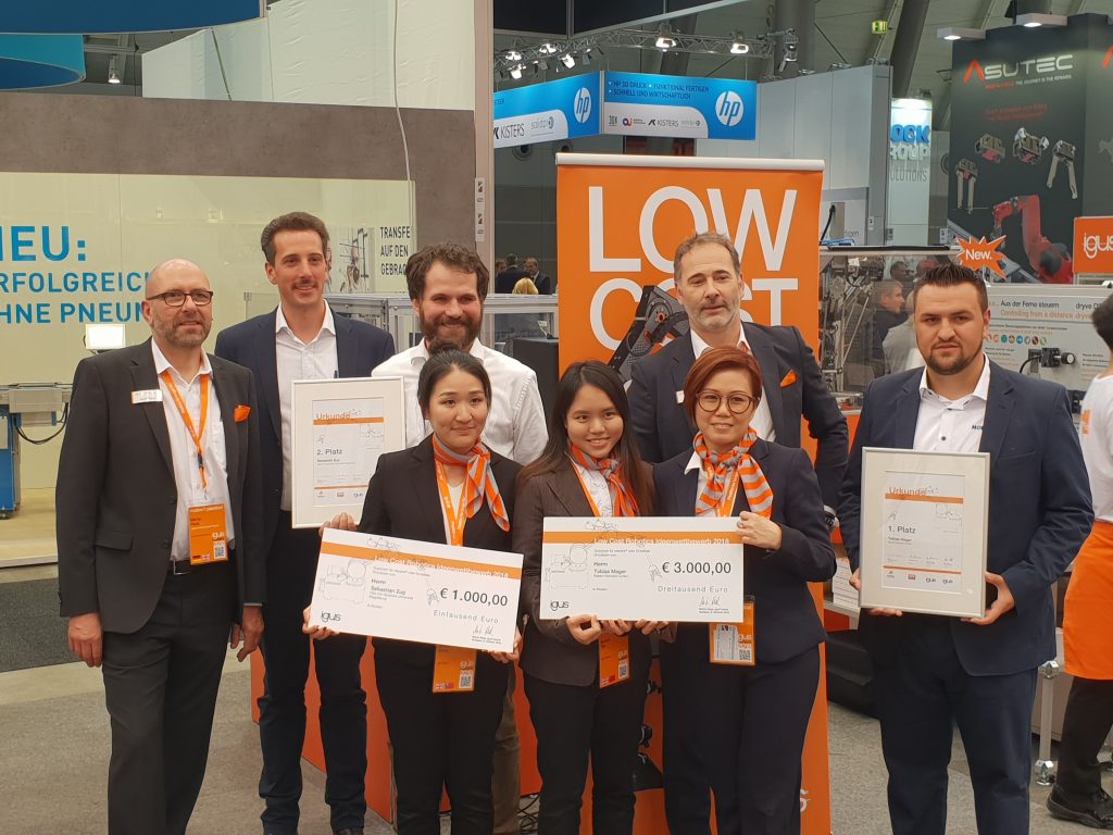Auszeichnung für Low Cost Robotics 1 Siegerehrung des zweiten Igus-Wettbewerbs zu Low Cost Robotics auf der Motek.