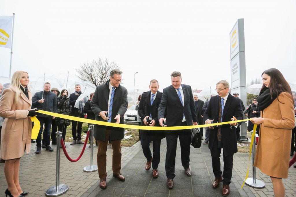 Harting fertigt in Polen 1 Die Fertigungsstätte wurde vom Vorstandsvorsitzenden Philip Harting und Andreas Conrad, Vorstand Operations, Christian Schumacher, Geschäftsführer Harting Customised Solutions, sowie Mariusz Matejczyk, Geschäftsführer Harting Polen, offiziell eröffnet (von links nach rechts).
