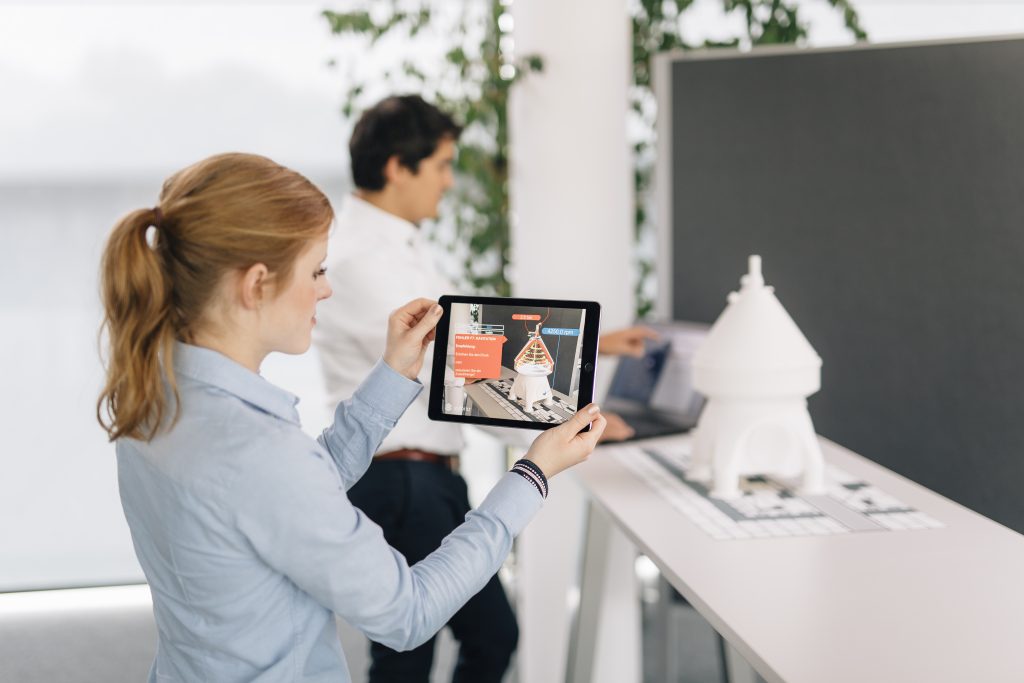 Neue Lösungen für maschinelles Lernen 2 Durch ein Expertensystem von Fraunhofer IEM kann die Überwachung von Maschinen und Anlagen mithilfe von maschinellem Lernen optimiert werden.