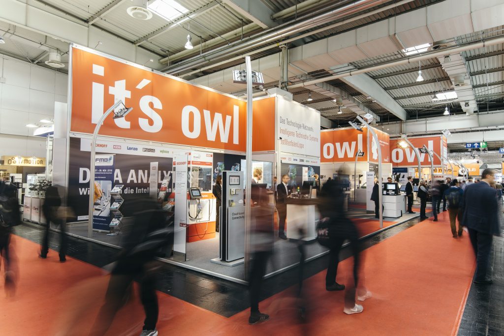 Neue Lösungen für maschinelles Lernen 1 Auf dem OWL Gemeinschaftsstand präsentieren über 40 Clusterpartner neue Ansätze für maschinelles Lernen, intelligente Produktentwicklung, Smart Services und die Arbeitswelt der Zukunft.