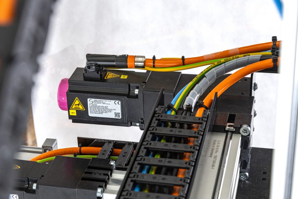 Vollautomatische Filterfertigung 3 EZ-Motor mit Einkabellösung