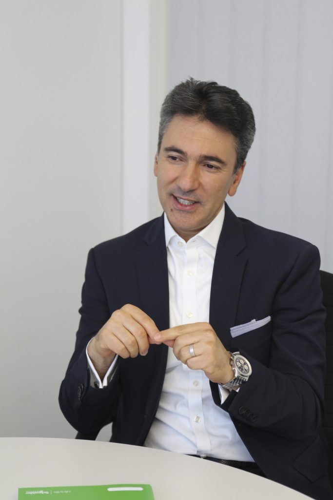 Neue Funktionen für innovative Anwendungen 4 Ali Haj Fraj ist Senior Vice President
Machine Solutions bei Schneider Electric.