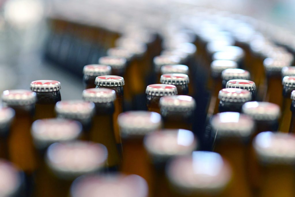 Vorhersage von Qualität und Verfügbarkeit 3 Ein Prozessstillstand durch einen unerwarteten Riemenverschleiß in Abfüllmaschinen soll sich durch die Anomalie-Erkennung von
Getrieben mit Cynapse-Feature in Zukunft vermeiden lassen.