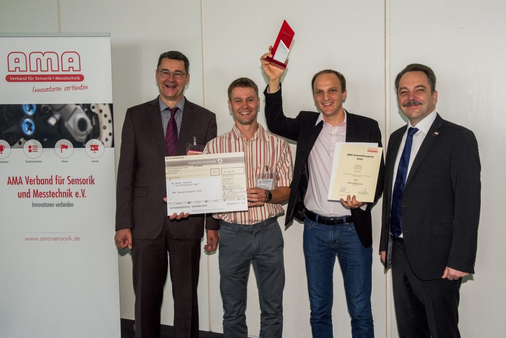 AMA Innovationspreis 2019 1 v.l.: Prof. Dr. Andreas Schütze (Juryvorsitzender, Universität d. Saarlandes), Dr. Robert Brückner, Dr. Ronny Timmreck (Senorics), Peter Krause (Vorstandsvorsitzender AMA Verband)