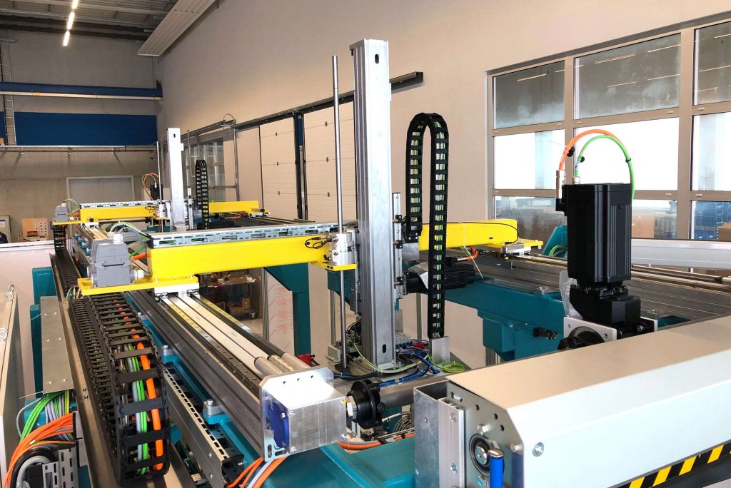 Anlagenmodule für automatisierte Hausgerätemontage 1 Die Portaleinheit der neuen Montagelinie schleust die Gehäusebleche durch den Prozess und führt sie präzise an je zwei Nietaggregate heran.