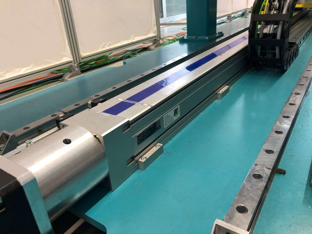 Anlagenmodule für automatisierte Hausgerätemontage 3 Zwei Vorschubsysteme ermöglichen in der Prozesseinheit der neuen Montagelinie die hochgenaue Führung der knapp 900kg schweren Nietaggregate.