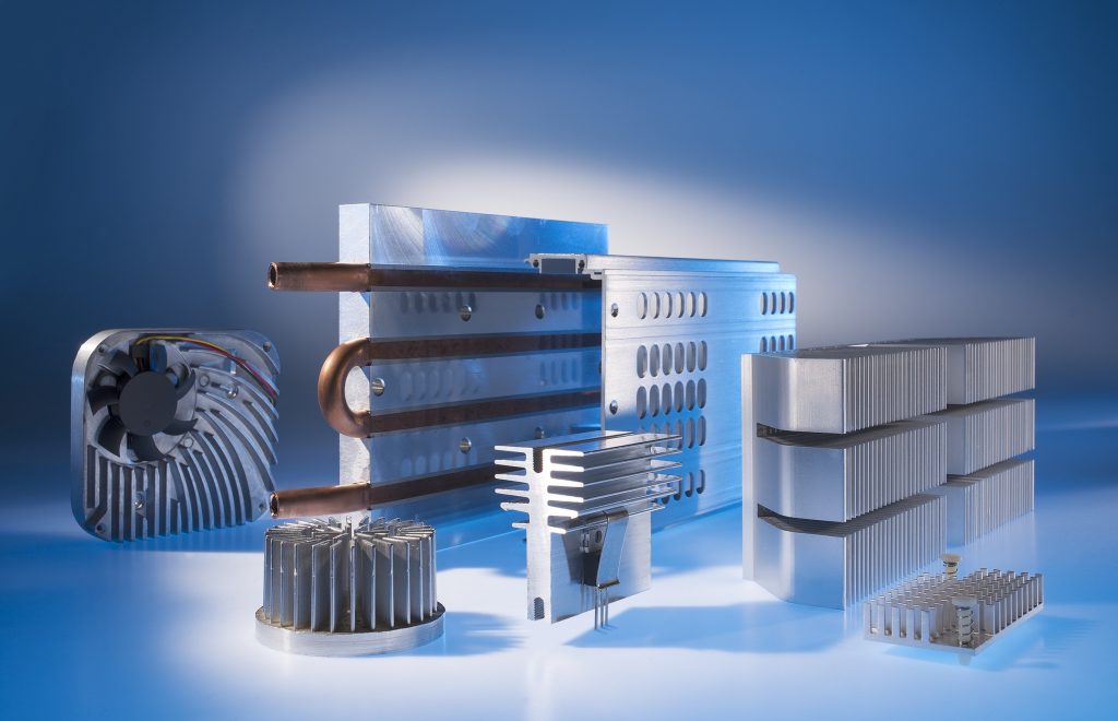 Standard und doch maßgeschneidert 1 Neben modularen Hochleistungskühlkörpern für Frequenzumrichter
umfasst das CTX-Produktportfolio unter anderem applikationsspezifische
Flüssigkeits-, Profil-, Druckguss- und Leiterplattenkühlkörper
sowie Kühllösungen für LEDs, SMD-Bauteile und Embedded-Systeme