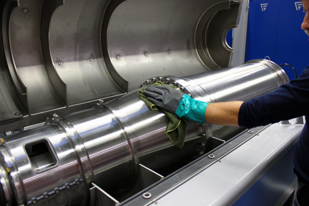 Saubere Trennung 1 Finishing am Rotor einer Dekanter Zentrifuge