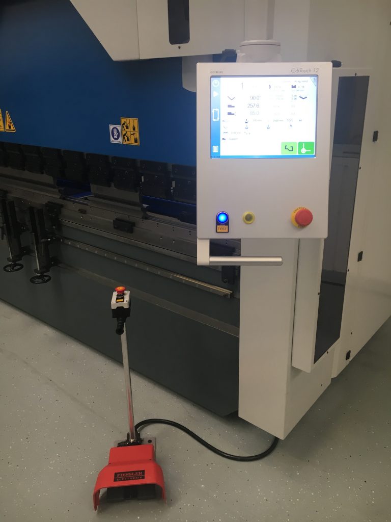 Mit Metallkraft sicher CE-konform 2 Ansicht mit NC Steuerung