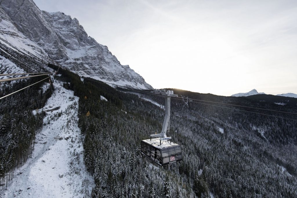 Antriebe für Rekordseilbahn 1 Die neue Seilbahn zu deutschlands höchstem Berg, der Zugspitze, meistert mit moderner Antriebstechnik gleich mehrere Rekorde.