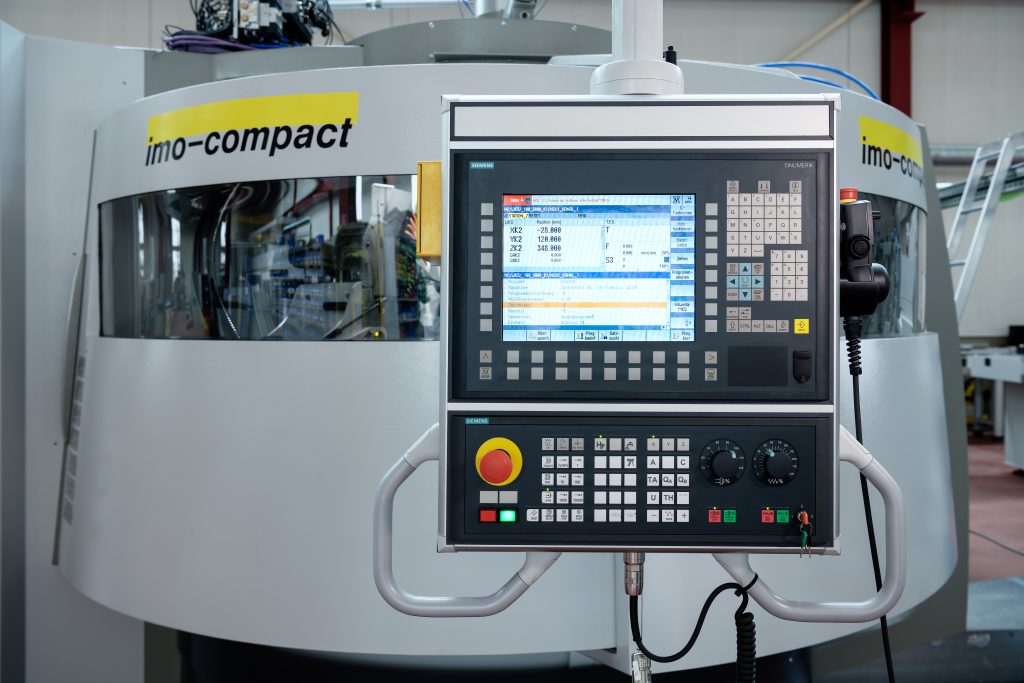 Individuelle Produktion im Takt 1 Die Sinumerik-Steuerung wird über ein Panel bedient, dessen modular aufgebaute Visualisierungssoftware mit Simatic WinCC an die Bedürfnisse des Kunden angepasst werden kann.