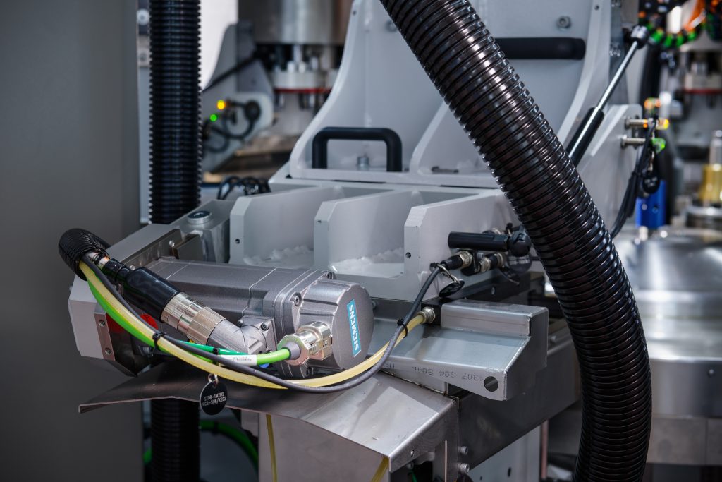 Individuelle Produktion im Takt 2 Als Antriebe für die Rundtaktanlagen werden robuste Simotics-Komponenten nach Schutzart IP67 eingesetzt.