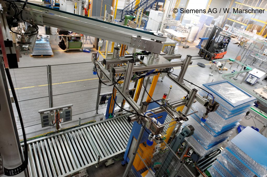 Im Takt verpackt 1 Rund 40.500 PET-Flaschen stündlich: Mit der dezentralen Anlagenautomatisierung von Siemens ist auf der Anlage eine Verfügbarkeit von 98 Prozent möglich.