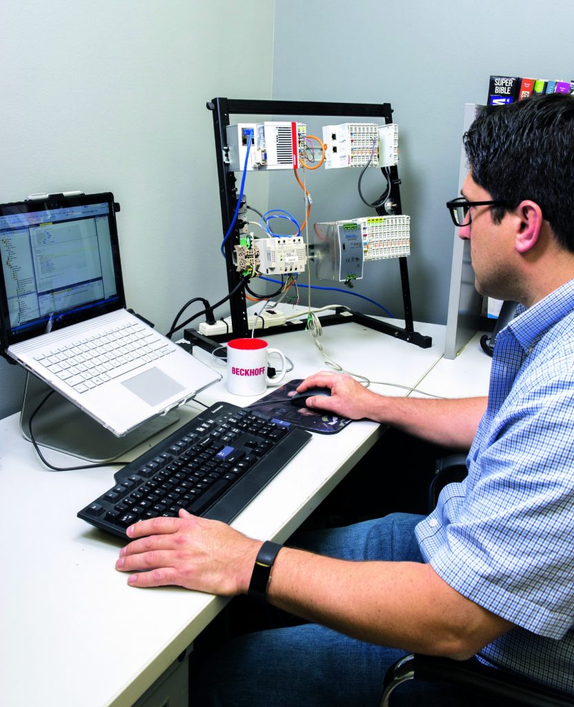 Entwicklungsleiter Thomas Bitsky Jr. bei der Programmierung an einem Testrack mit einer vollst&auml;ndigen Beckhoff-Steuerung.