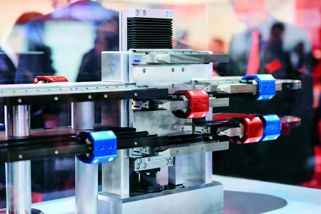 Neue Lösungsansätze für den Maschinenbau 1 Mit dem XTS Track Management
können die Mover - unterstützt durch eine applikationsspezifische Mechanik - einfach und softwarebasiert zwischen mehreren XTS-Systemen wechseln.