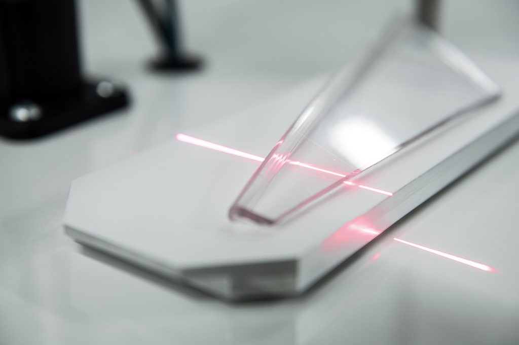 UV-Profilsensor 1 Bei dem 2D-/3D-Profilsensor OPT3013 wurde zusätzlich eine UV-Lichtquelle installiert. Die Kombination aus rotem Laserlicht und UV-Licht ermöglicht, dass UV-undurchlässige Oberflächen sicher erkannt werden.
