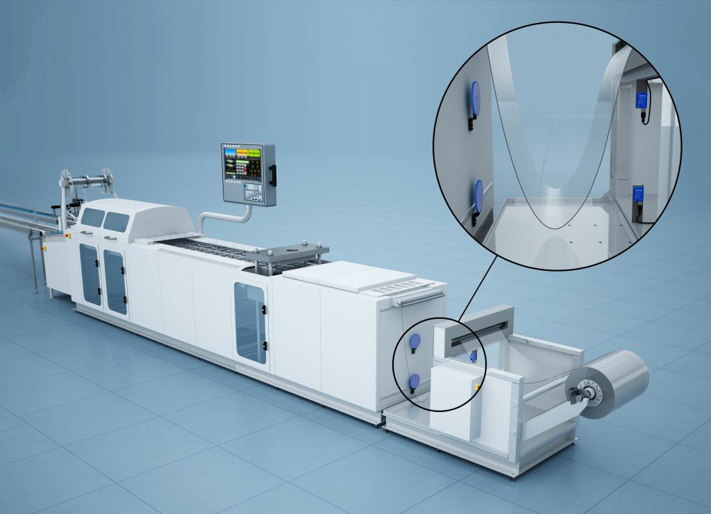 Transparentes im Blick 1 Konfigurierbare Thermoformanlage fu?r die Produktion von Blistertrays aus Endlosrollenmaterial. Mittels UV-LED-Sensoren wird sicher gestellt, dass die Gro?ße der Schlaufe innerhalb definierter Grenzwerte gehalten wird (r.o.).