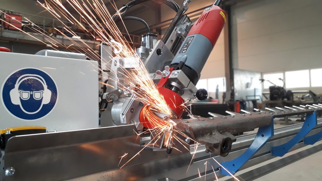 Scharfe Messer 1 Das Messerschärfgerät SG-14 schleift ein Mähbalkenmesser mit 2,40m Länge innerhalb von 14 Minuten. Ein Drehgeber dirigiert das Messerschärfgerät an die richtige Position am Mähbalken.