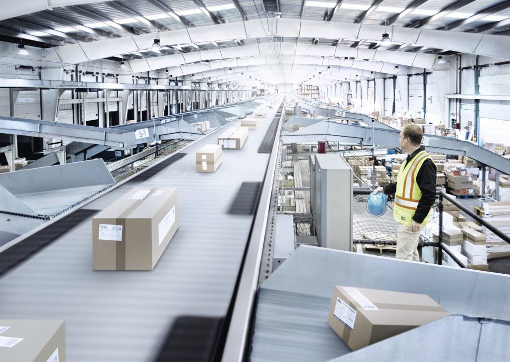 Intelligenz auf Sensorebene 1 Dank IO-Link und Smart Tasks können die Absolut-Encoder der Serie AHS/AHM36 mit einer simplen Lichtschranke verbunden werden, um z.B. zusätzlich die vorbeilaufenden Flaschen oder Pakete im Produktfluss zu zählen.