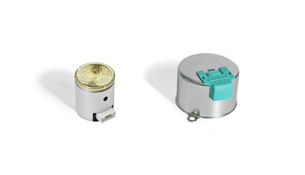 Ein echtes Novum 1 Die Mini-Encoder Kits (l.) von Posital haben einen Durchmesser von 22mm und eine Höhe von 23mm (r. Im Vergleich ein 36mm-Kit). Sie erlauben erstmals Multiturn-Feedback-Systeme für Kleinstantriebe.