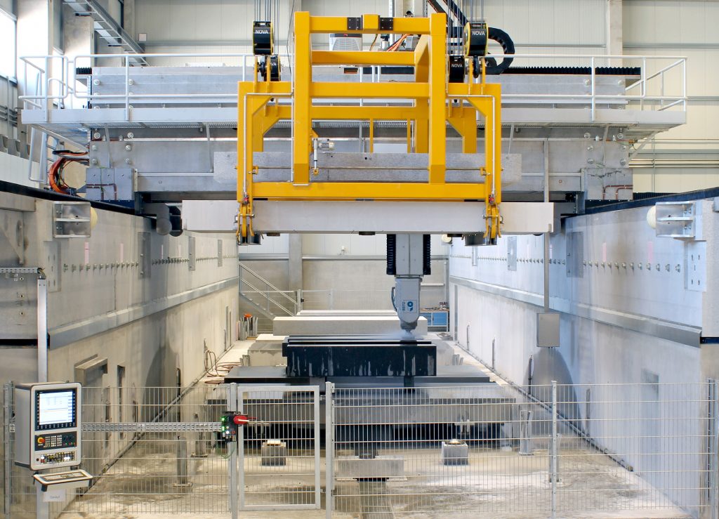 Gestein mit idealen Eigenschaften 1 Das hochgenaue Längenmessgerät LMFA-2310 mit einer Auflösung von bis zu 0,125µm kommt in einer 30m langen Gantry-Maschine zur Bearbeitung von Maschinenbetten aus Granit zum Einsatz.