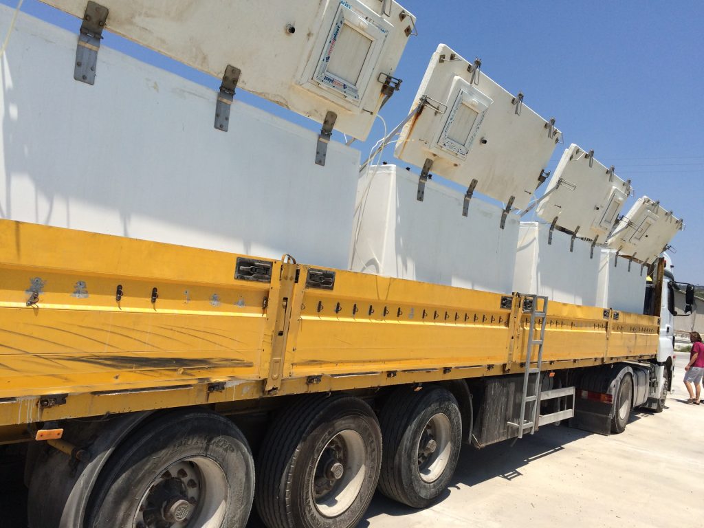 Frischer Fisch 1 Beim Transport von lebenden Jungfischen muss In jedem LKW in acht Tanks zeitgleich die Temperatur und Sauerstoffkonzentration überwacht werden.