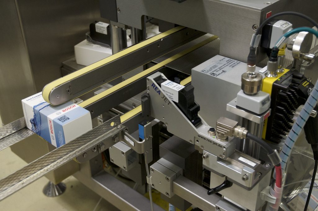 Im Kampf gegen Fälschungen 1 Das Basismodul des CPS Faltschachtelbedruckungs- und Verifizierungssystem kann bis zu sechs Faltschachteln in der Sekunde bedrucken und verifizieren.