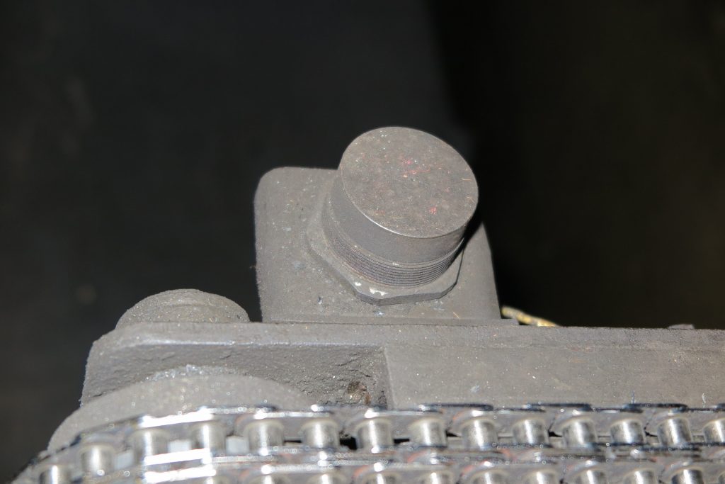 Wenn es ungemütlich wird 1 Die induktiven Sensoren IN50C543 im Trockenofen der KTL-Anlage müssen extrem dicht sein, hohen Temperaturen standhalten und dürfen kein Silikon enthalten, weil sich Ausgasungen auf die beschichteten Teile niederschlagen und beim Einbrennen zu Fehlern in der Lackoberfläche führen können.