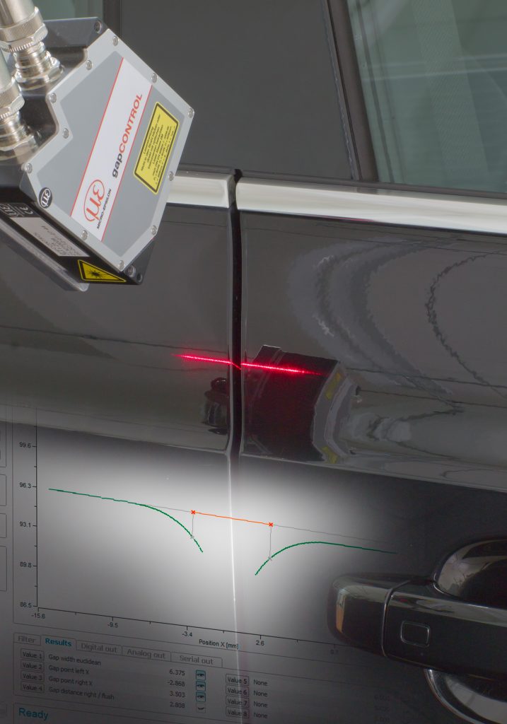 Messen im (Fertigungs-)Takt 1 Bei der Spaltmaßprüfung von Cockpitelementen oder der Mittelkonsole werden einzelne Scanner an einem Roboterarm verwendet, die unterschiedlichste Spalte hochpräzise statisch oder auch dynamisch messen.