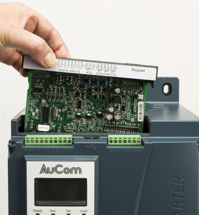 Very smart 1 Der neue Sanftanlasser EMX4 von AuCom mit Steckplatz für eine intelligente SmartCard.