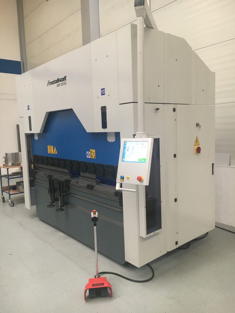 Mit Metallkraft sicher CE-konform 3 Bild 1 Gesenkbiegepresse