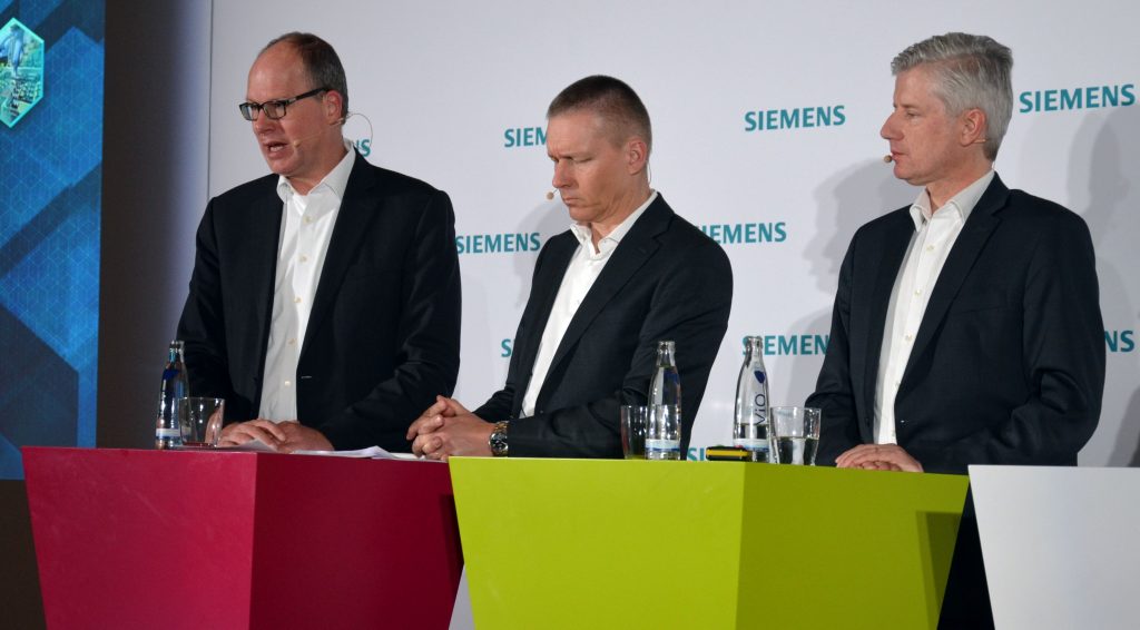 Individuelle Lösungen für jede Unternehmensgröße 1 (von links nach rechts) Jürgen Brandes, CEO der Division Process Industries and Drives, Jan Michael Mrosik, CEO der Division Digital Factory, sowie Ralf Christian, CEO der Division Energy Management, präsentierten in Herzogenaurach die Hannover Messe-Neuheiten von Siemens für ihre jeweiligen Bereiche.