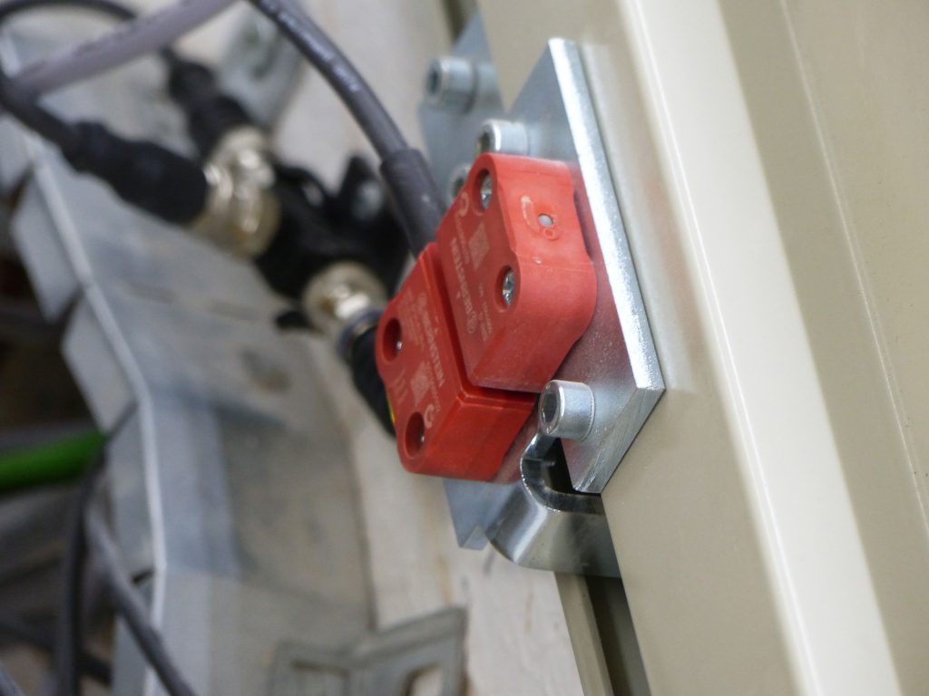 Sicherheit im Verborgenen 1 Mittels des berührungslosen Smart Safety Sensors SRF können die Geschehnisse in den Schächten der weitläufigen Förderanlage sicher überwacht werden.