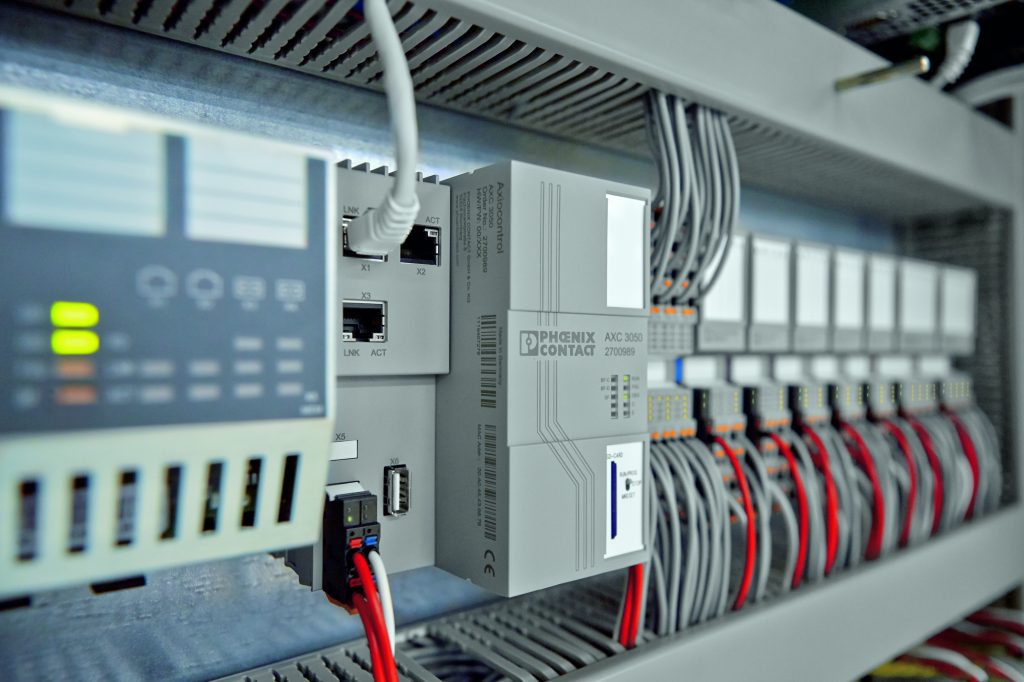 Leistungsfähige Steuerungen für maritime Anwendungen 2 High-Performance-Steuerung AXC 3050 mit dem I/O-System Axioline F