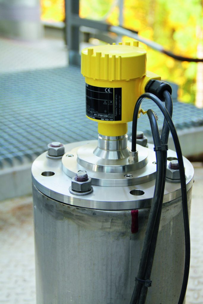 Fokussierter Problemlöser 1 Mit dem Vegapuls 69 kann der Bestand im Aschesilo sicher erfasst werden.Der Sensor wurde der Einfachheit halber einfach auf dem vorhandenen Stutzen installiert, nötig ist dieser nicht.