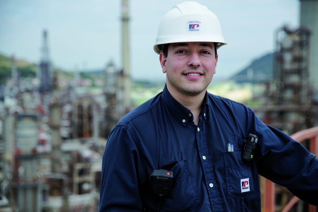 Keine kostspieligen Fehler 3 Bild 2:
Projektmanager José María Elexpe Rovira zeigt die Gesamtausdehnung der Raffinerie