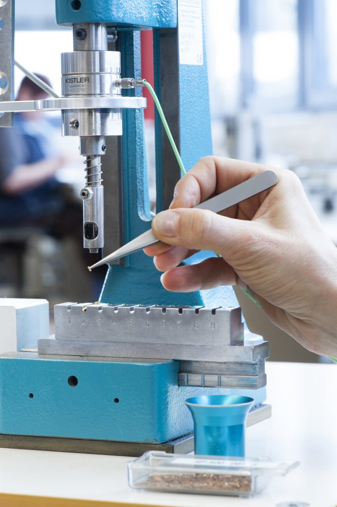 Qualität durch Präzision 2 Bild 2: In der manuellen Fertigung für kleine Sonderauflagen wird die Qualitätsüberwachung direkt während dem Fügen vollzogen.